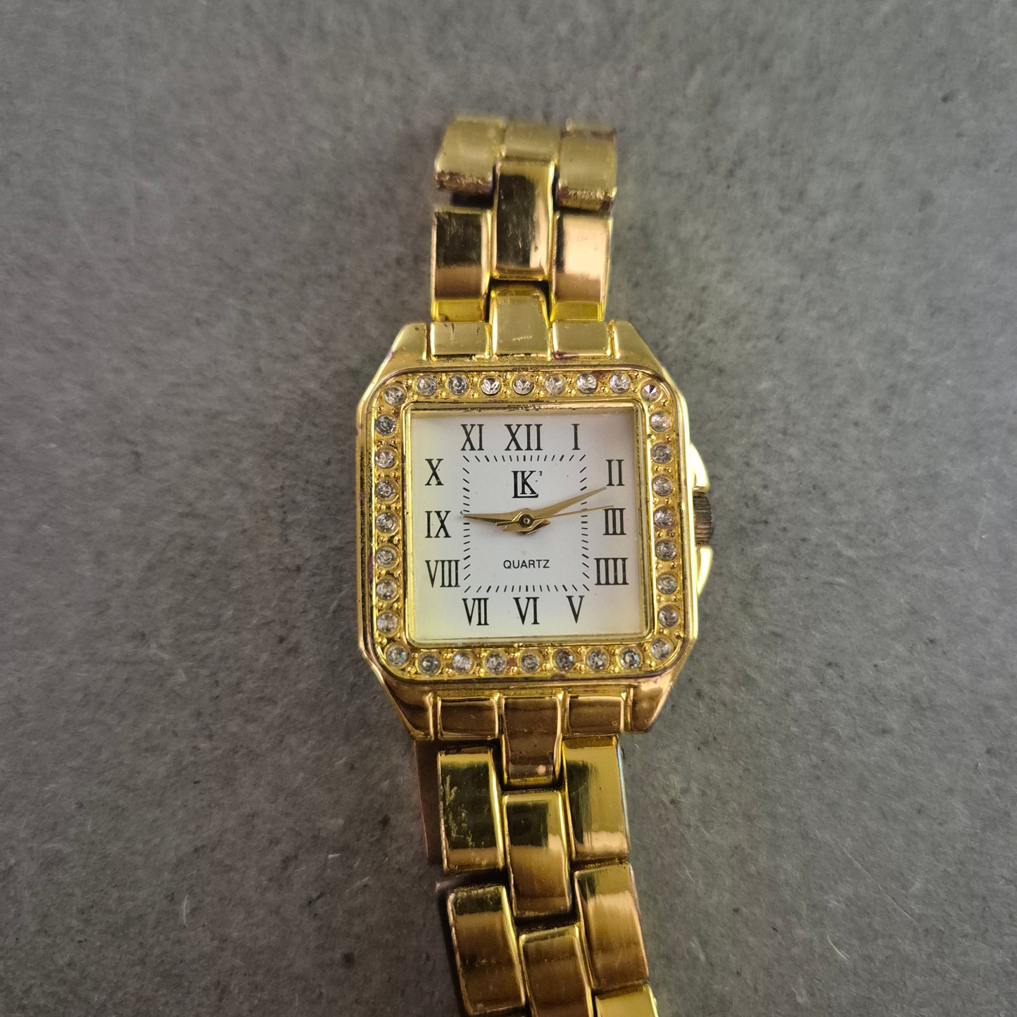 Elegante Damen Uhr in Goldoptik mit Strassbesatz