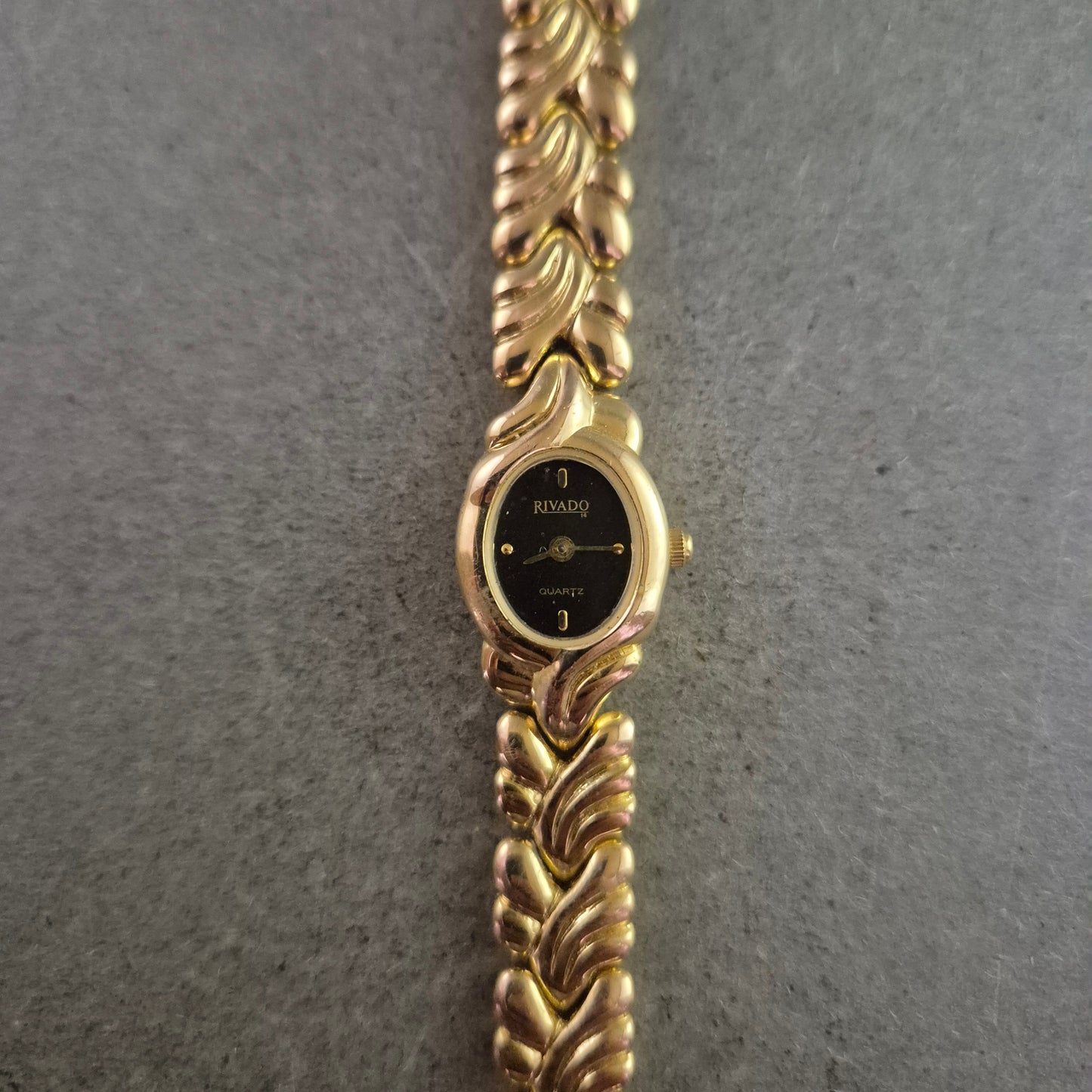 Elegante Rivado Damen Uhr – Goldfarben mit filigranem Armband