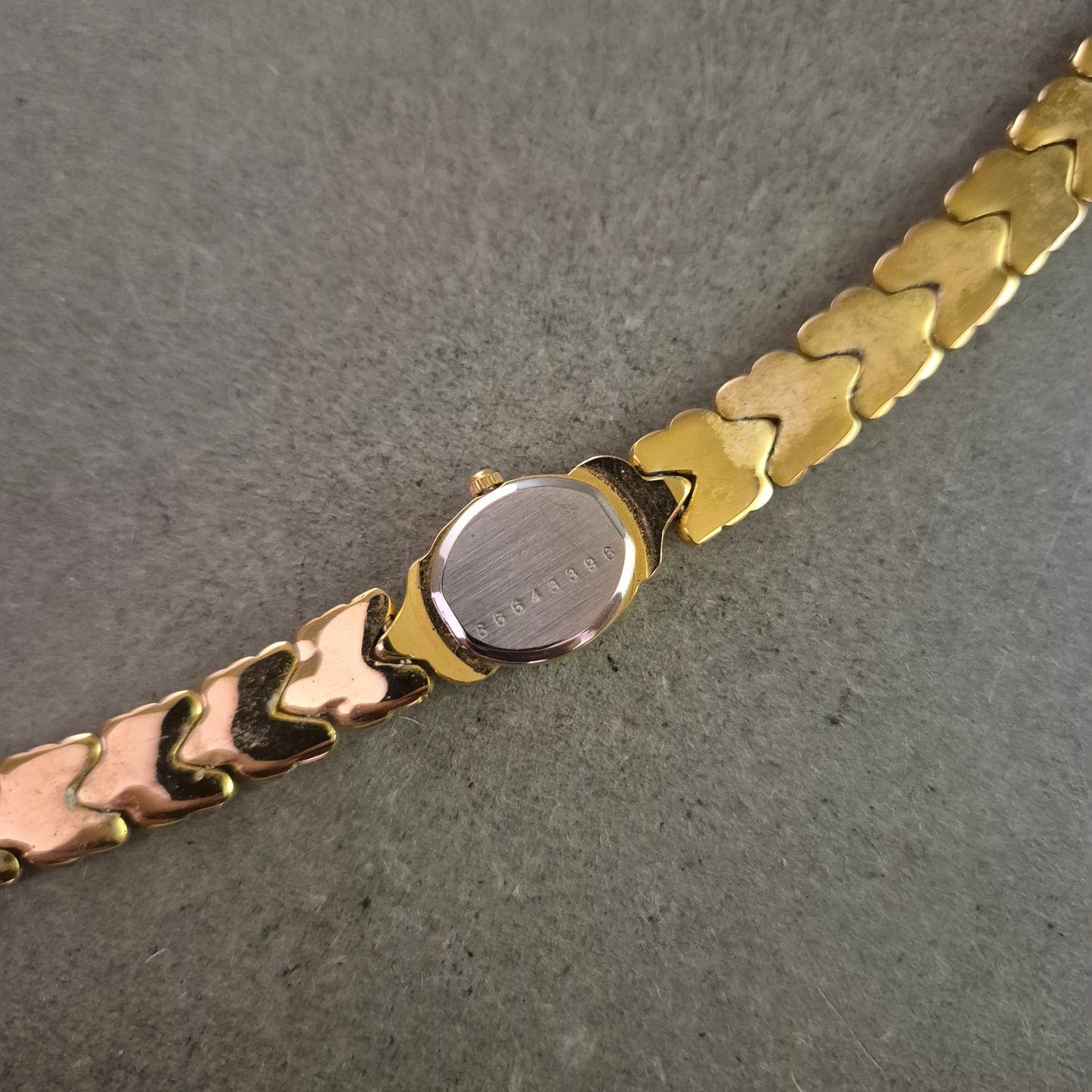 Elegante Rivado Damen Uhr – Goldfarben mit filigranem Armband