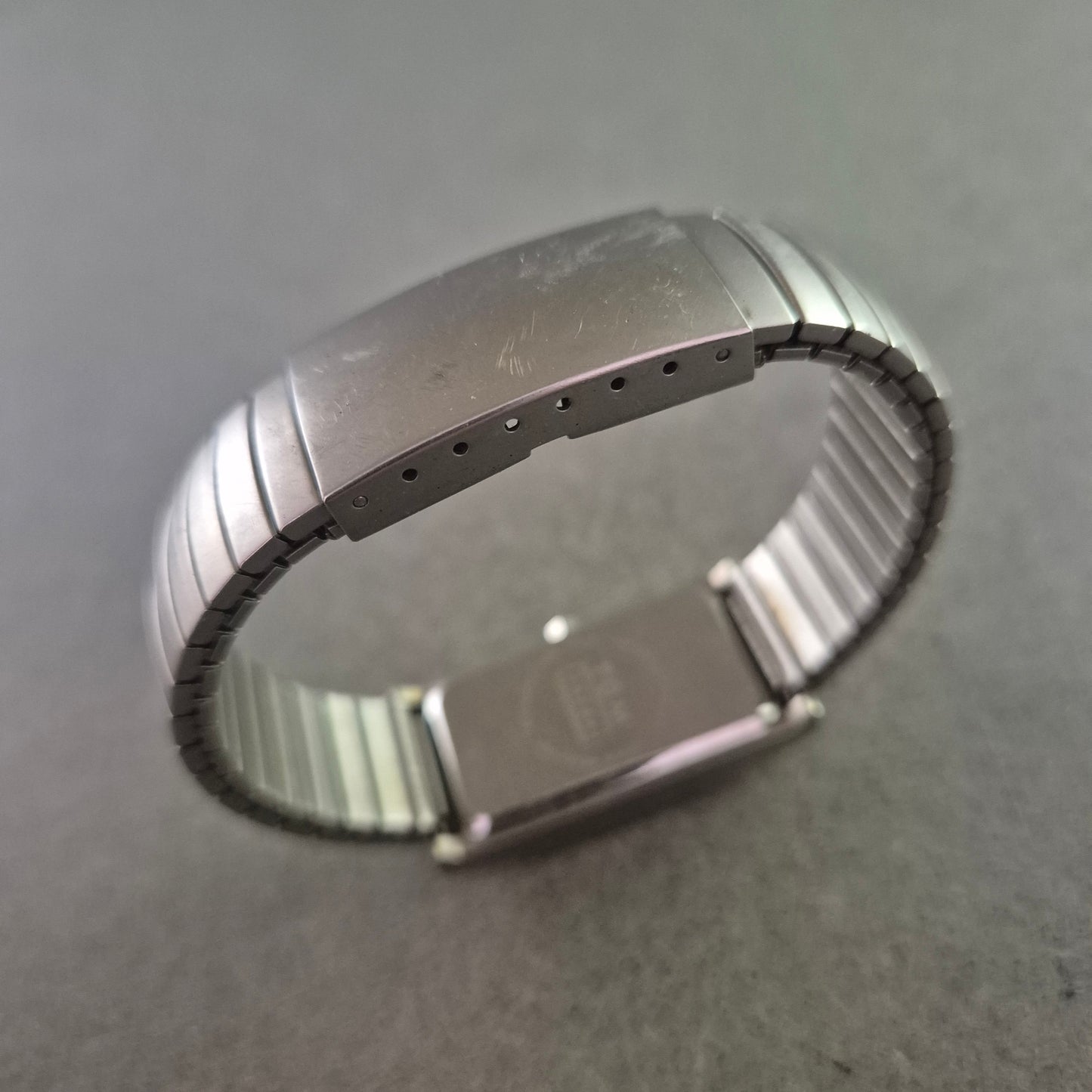 TCM Damen Uhr – Rechteckiges Gehäuse, Edelstahlarmband, Quarzwerk