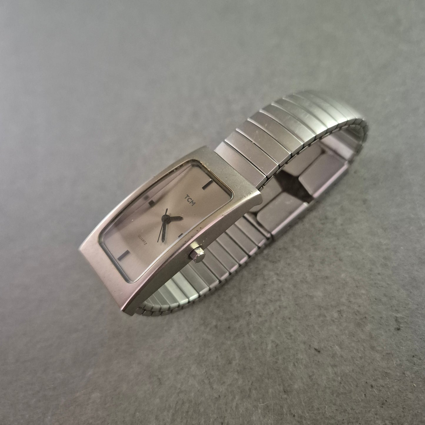 TCM Damen Uhr – Rechteckiges Gehäuse, Edelstahlarmband, Quarzwerk