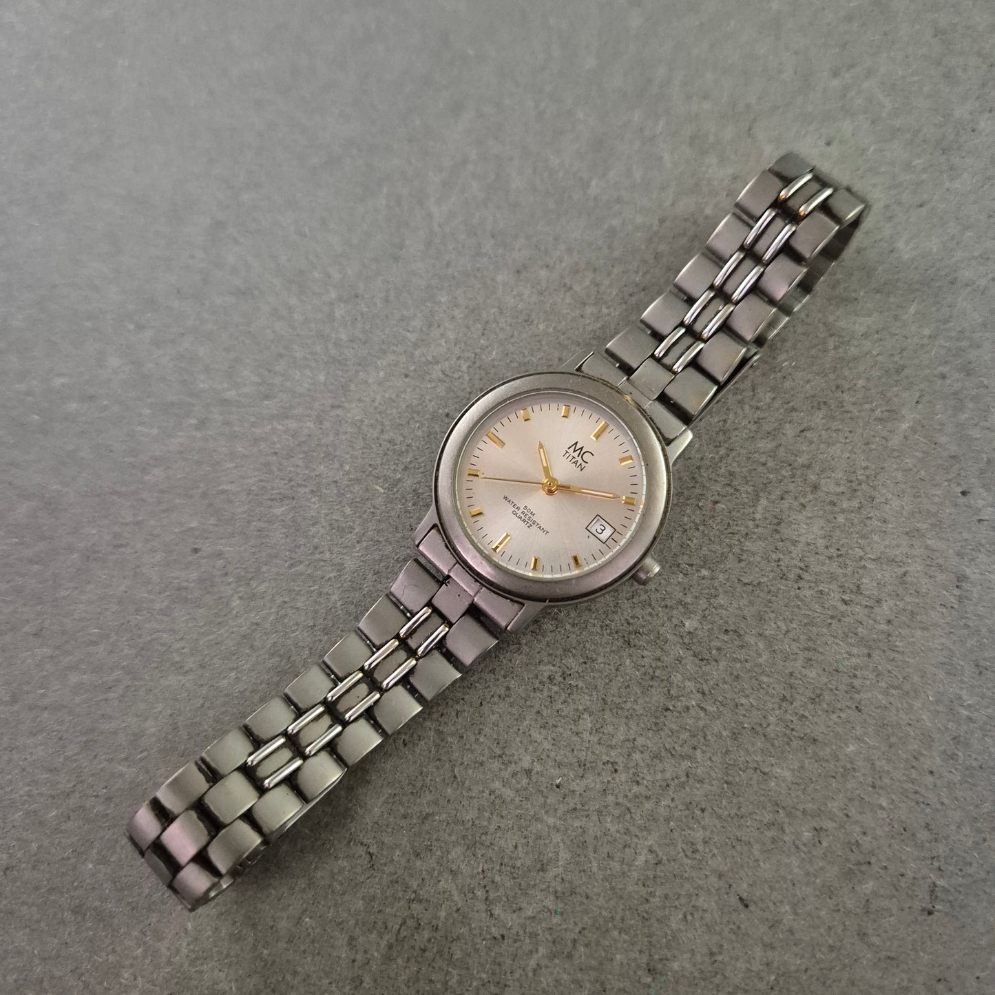 MC Titan Damen Uhr – Quarz mit Datum, 5 ATM wasserdicht