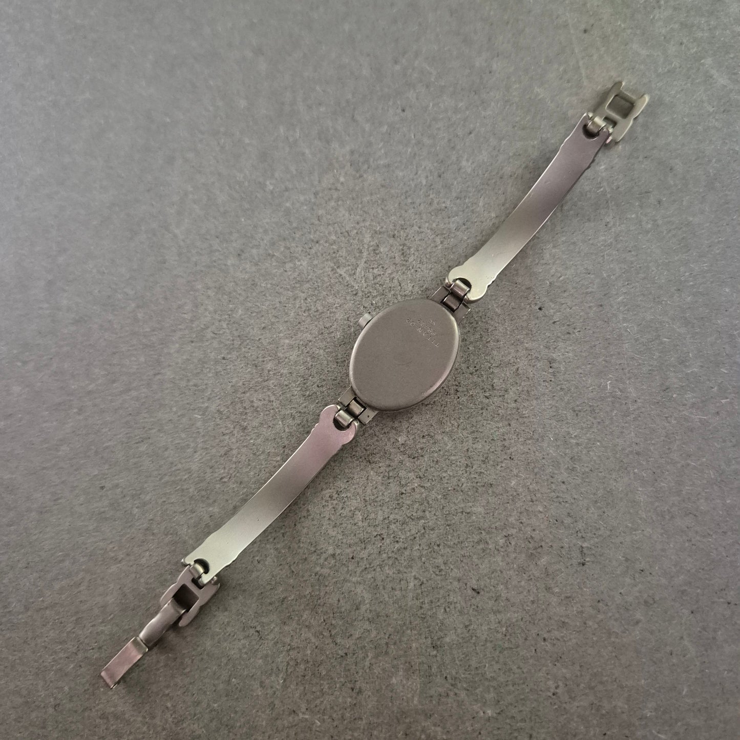 Cathay Damen Uhr – Titan Gehäuse mit Bicolor Akzenten