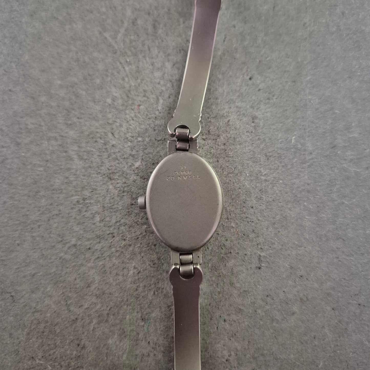 Cathay Damen Uhr – Titan Gehäuse mit Bicolor Akzenten