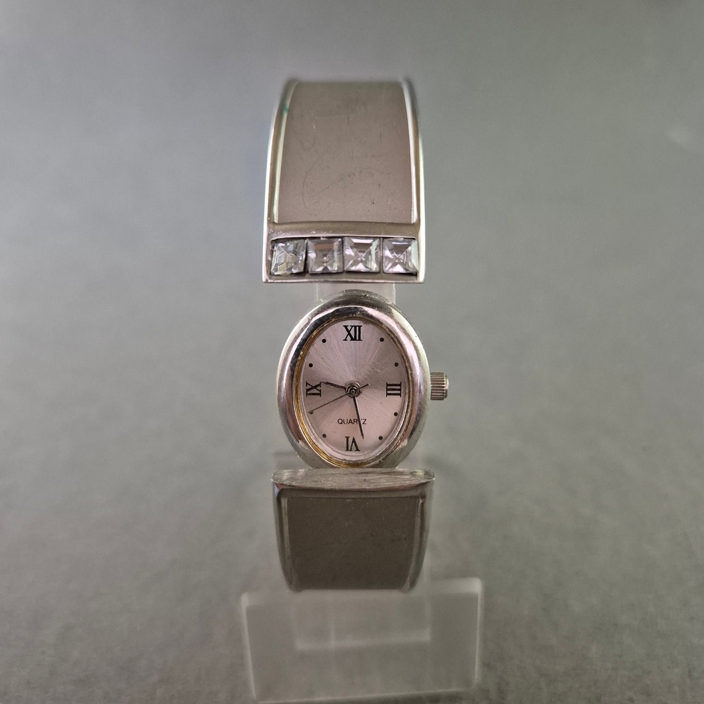 Damen Uhr – Quarz Armbanduhr im Armreif-Design