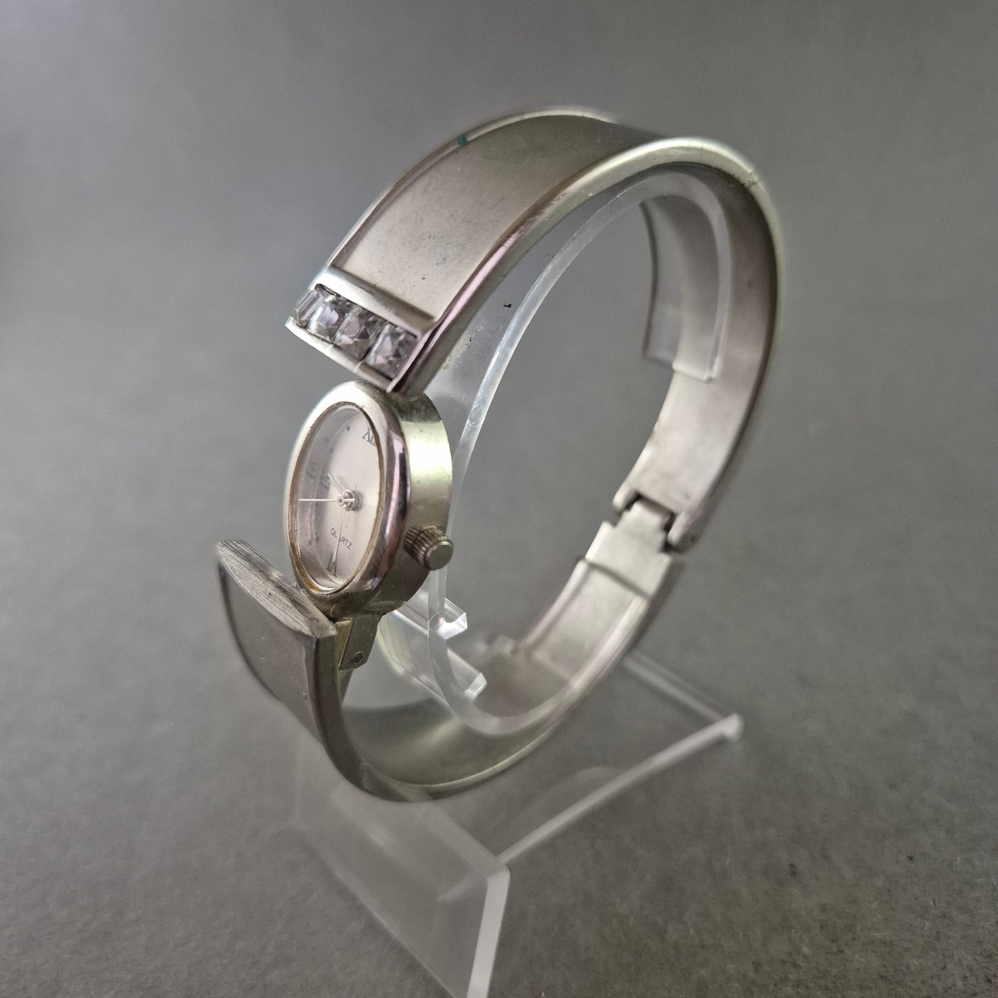 Damen Uhr – Quarz Armbanduhr im Armreif-Design