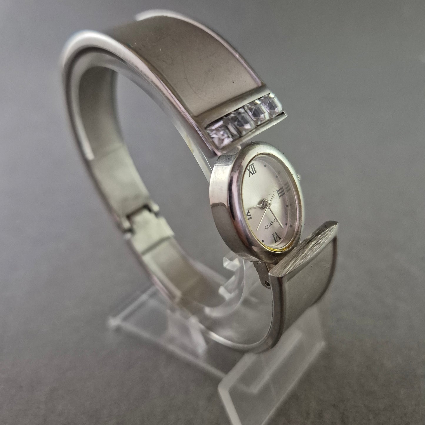 Damen Uhr – Quarz Armbanduhr im Armreif-Design