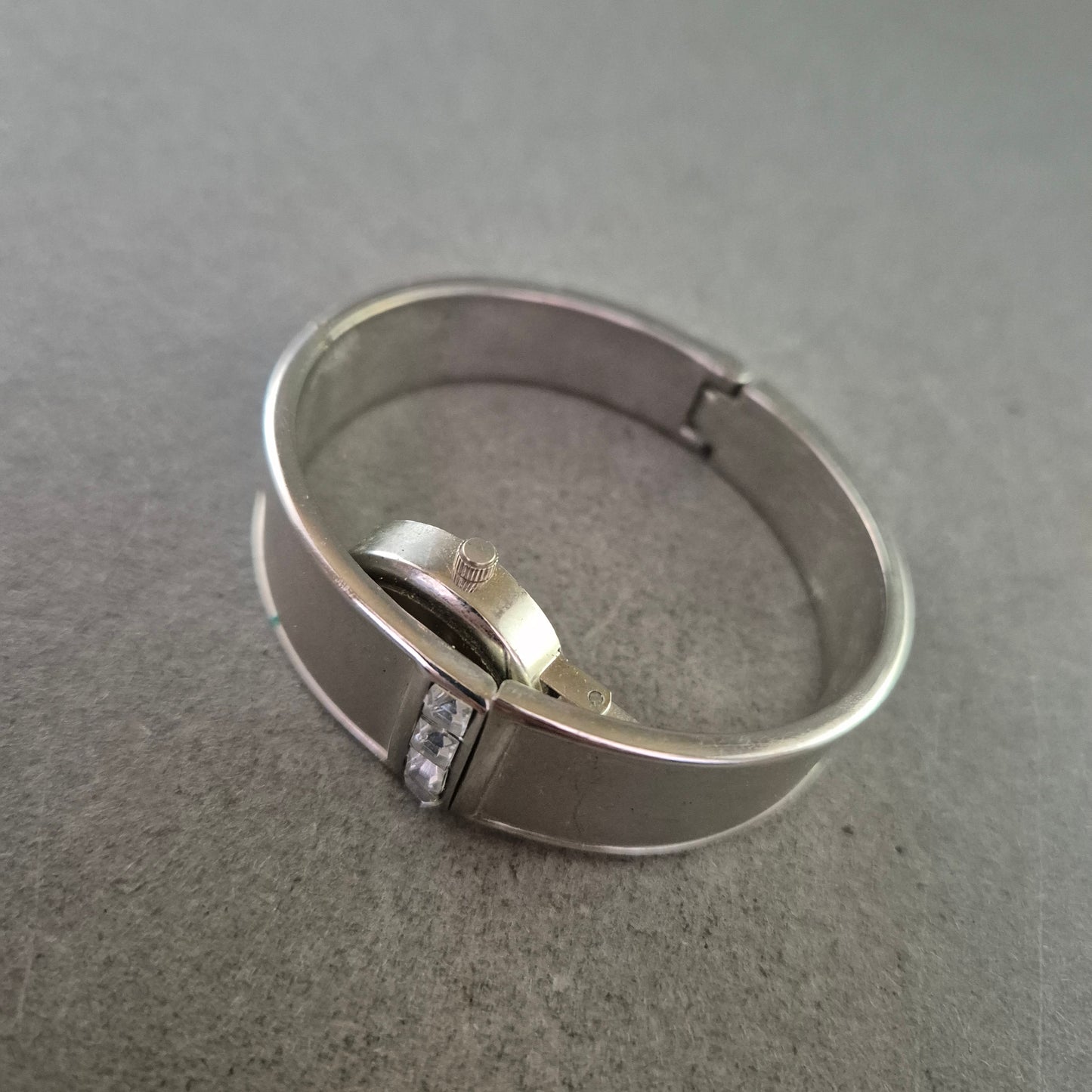 Damen Uhr – Quarz Armbanduhr im Armreif-Design