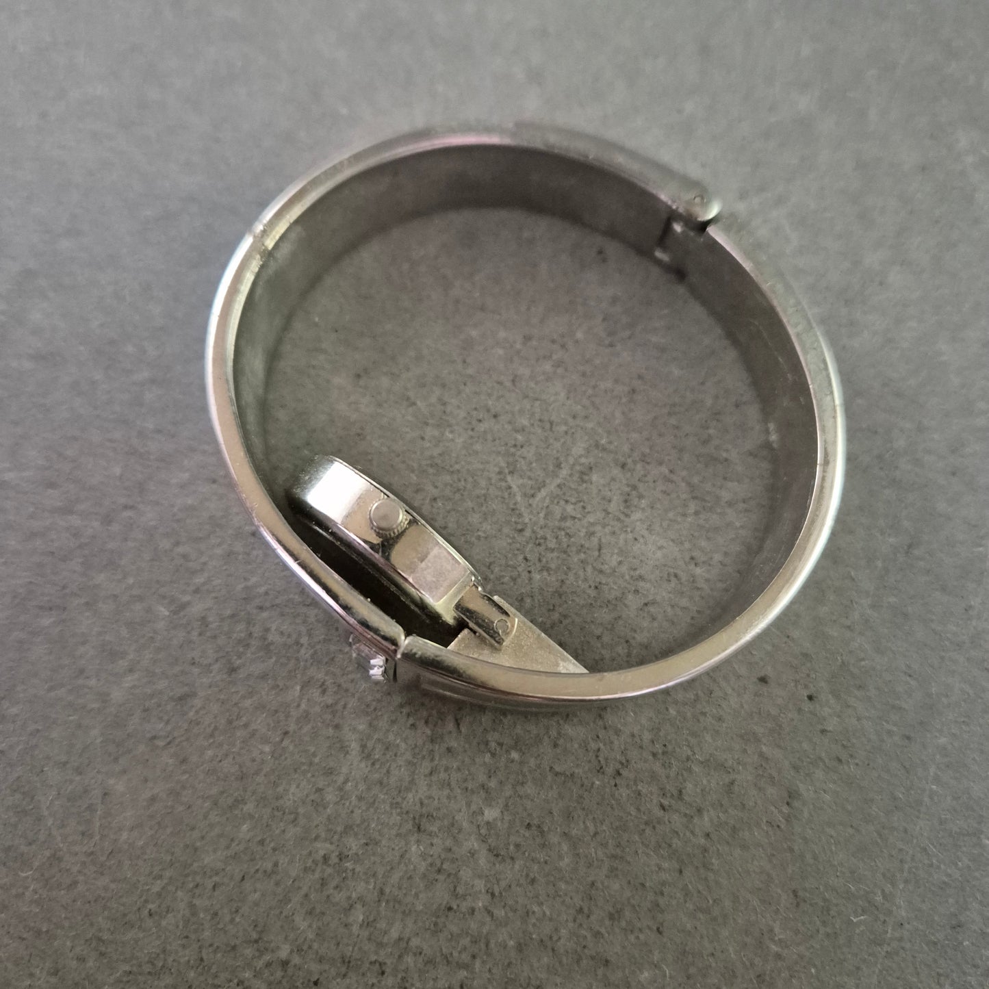 Damen Uhr – Quarz Armbanduhr im Armreif-Design