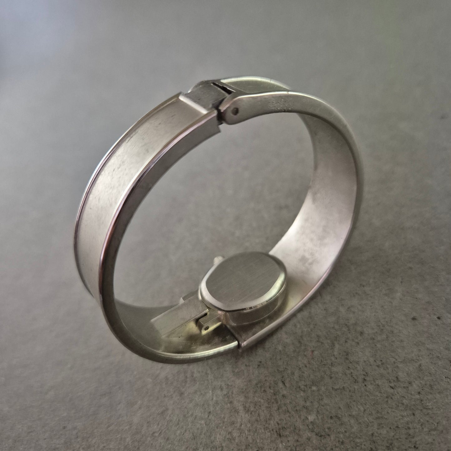 Damen Uhr – Quarz Armbanduhr im Armreif-Design