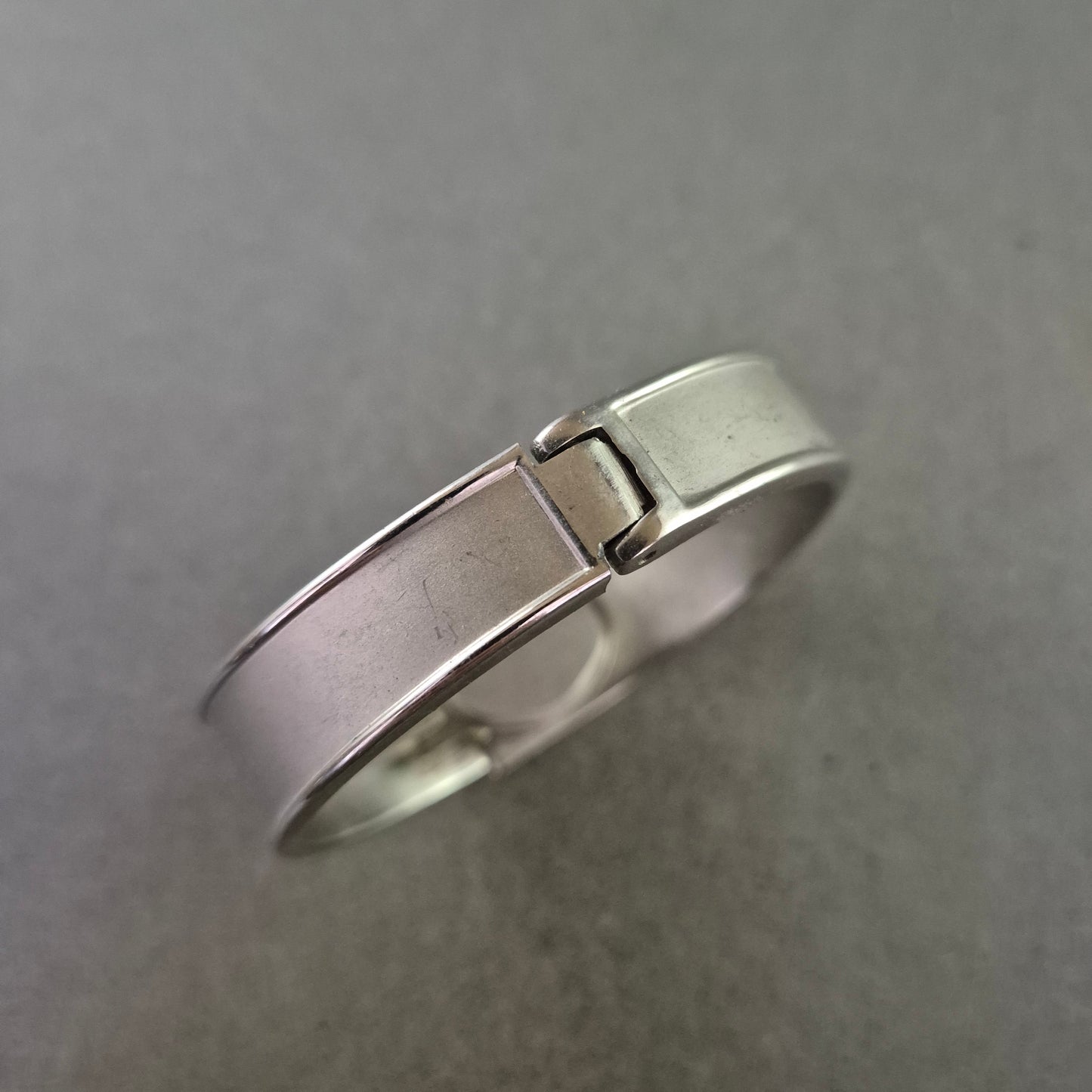 Damen Uhr – Quarz Armbanduhr im Armreif-Design