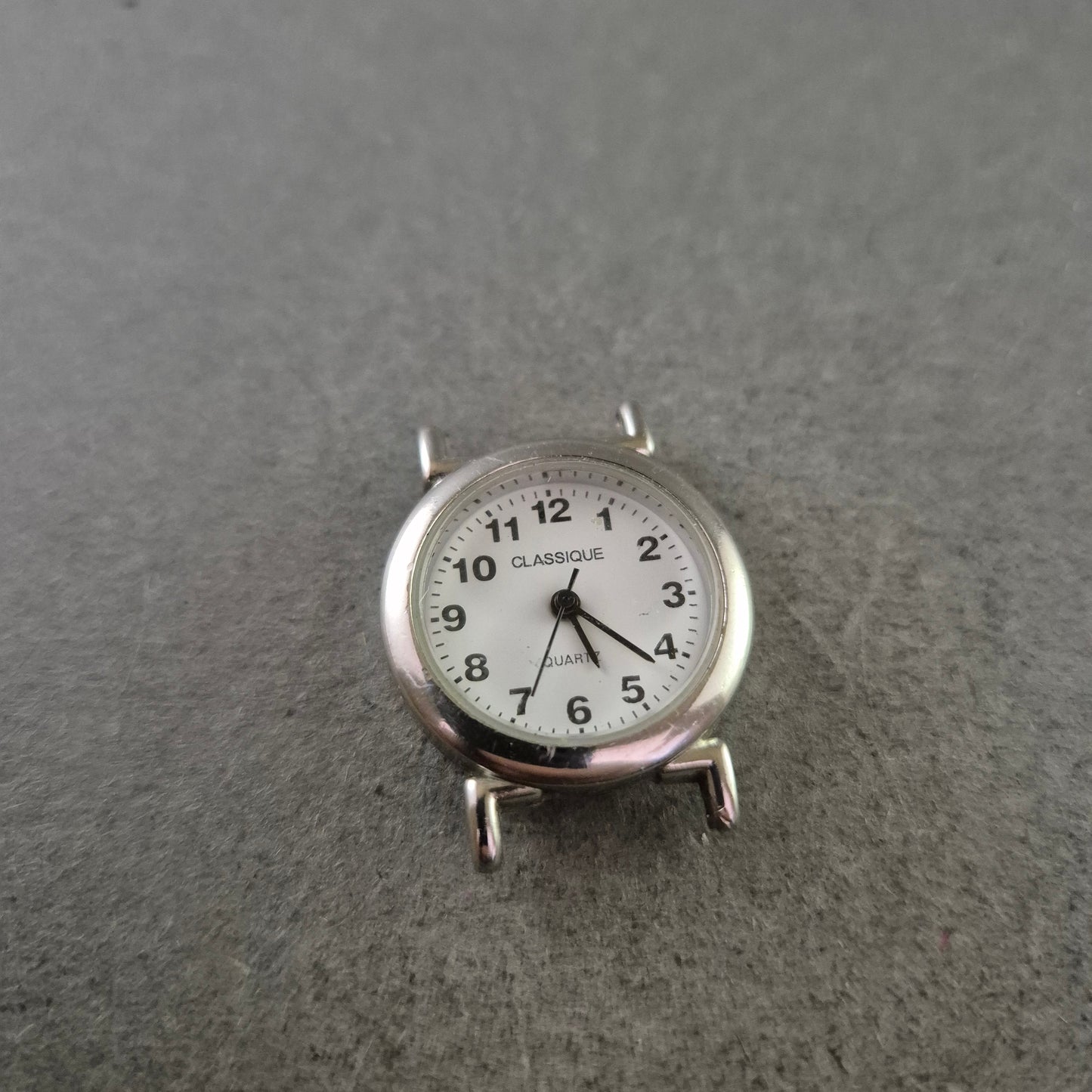 Classique Damen Uhr – Schlichte Quarz Uhr mit Edelstahlboden