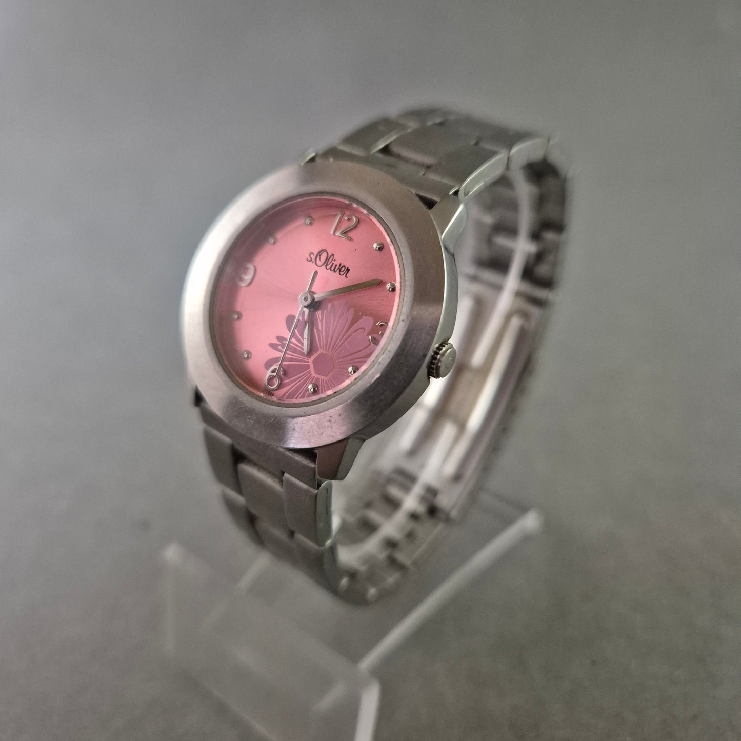 s.Oliver Damen Uhr mit Blumenmotiv – Edelstahlarmband in Silber