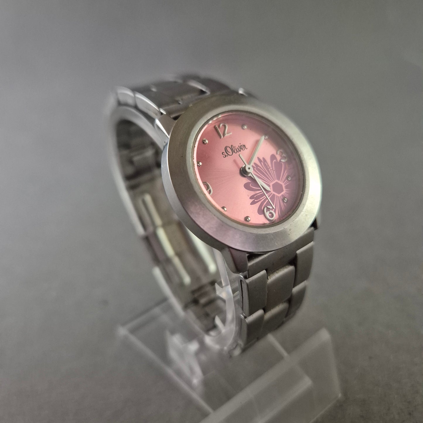 s.Oliver Damen Uhr mit Blumenmotiv – Edelstahlarmband in Silber