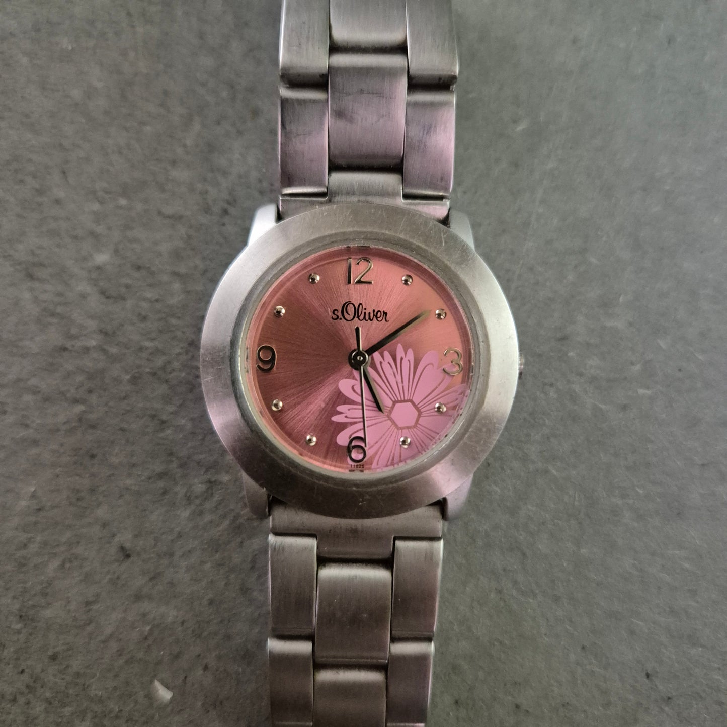 s.Oliver Damen Uhr mit Blumenmotiv – Edelstahlarmband in Silber