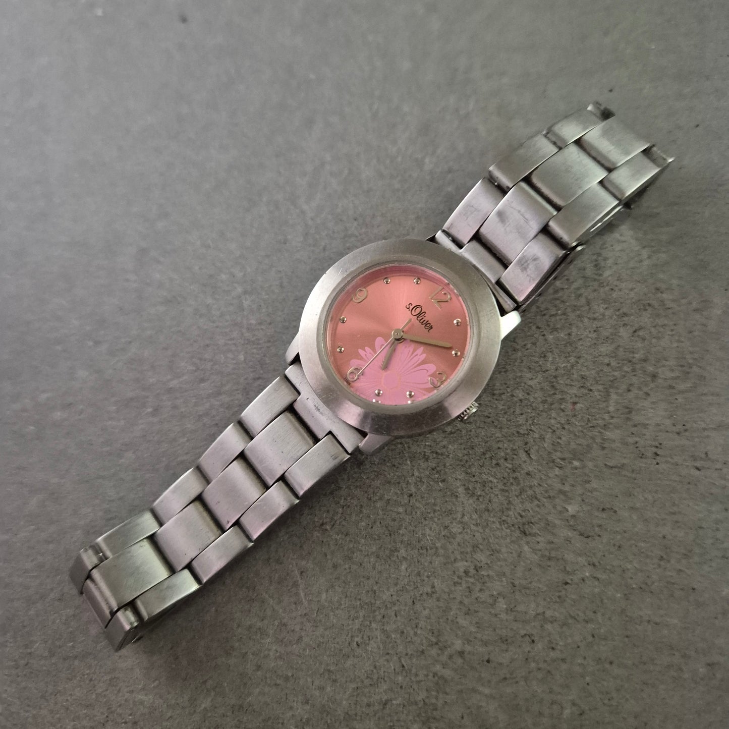 s.Oliver Damen Uhr mit Blumenmotiv – Edelstahlarmband in Silber