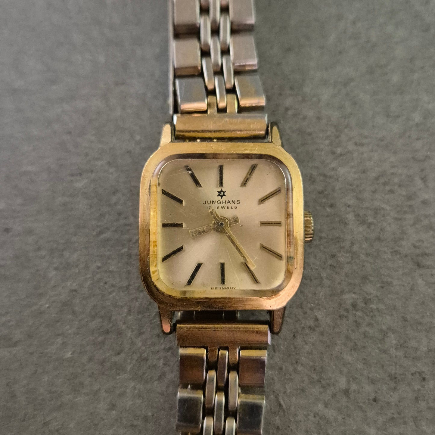 Junghans Damen Uhr – Vintage Design mit eckigem Gehäuse