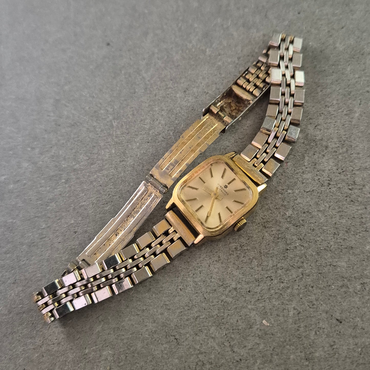 Junghans Damen Uhr – Vintage Design mit eckigem Gehäuse