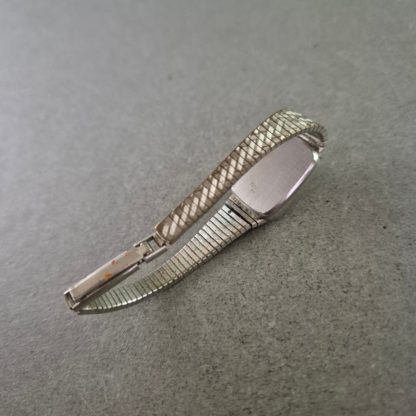 Dugena Damen Uhr – Vintage Design mit silbernem Armband