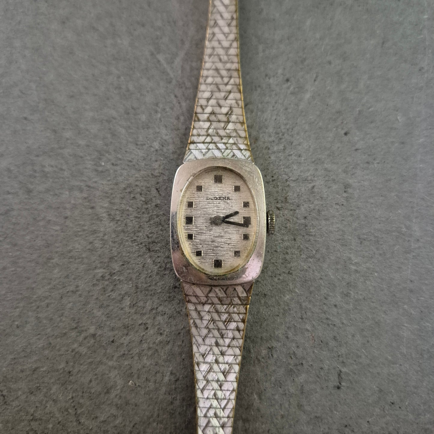 Dugena Damen Uhr – Vintage Design mit silbernem Armband