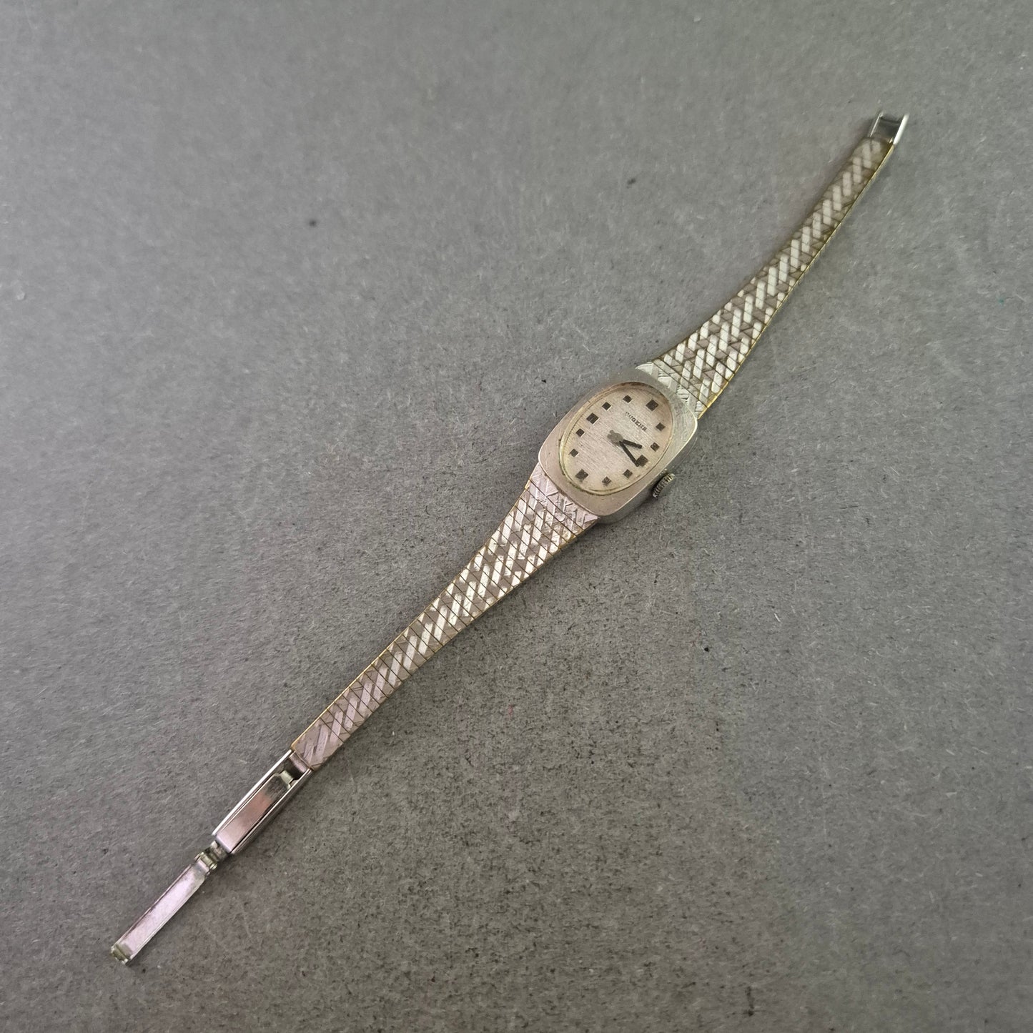 Dugena Damen Uhr – Vintage Design mit silbernem Armband