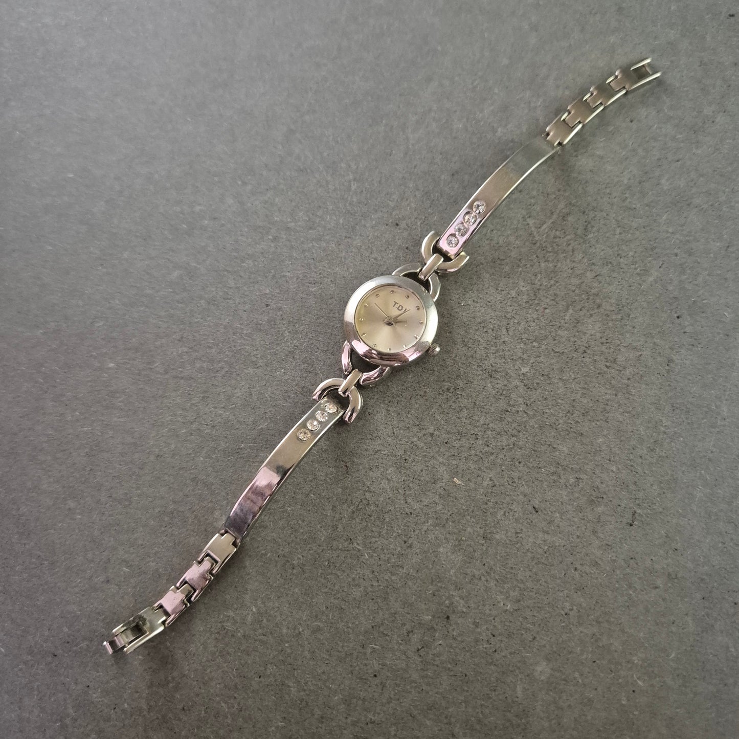 TDL Damen Uhr – Elegantes Armbanddesign in Silber