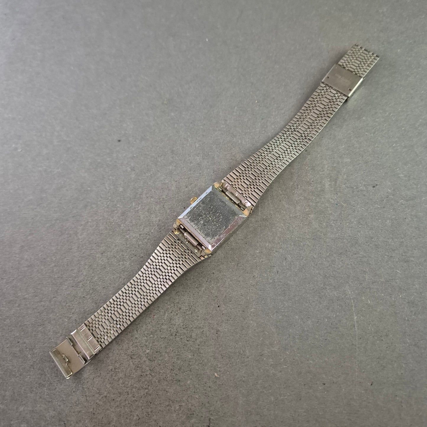 Primada Herren Uhr – Vintage Quarz mit Strukturarmband