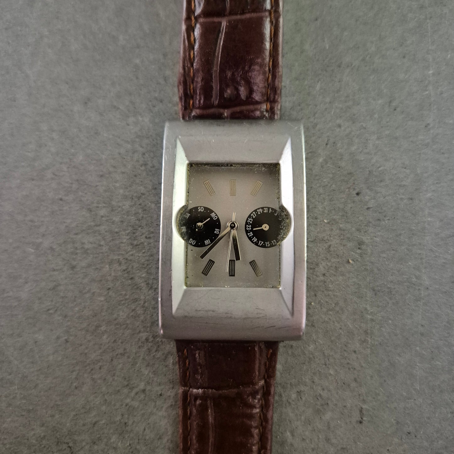 Audi Herren Uhr – Rechteckiges Gehäuse mit Multifunktion