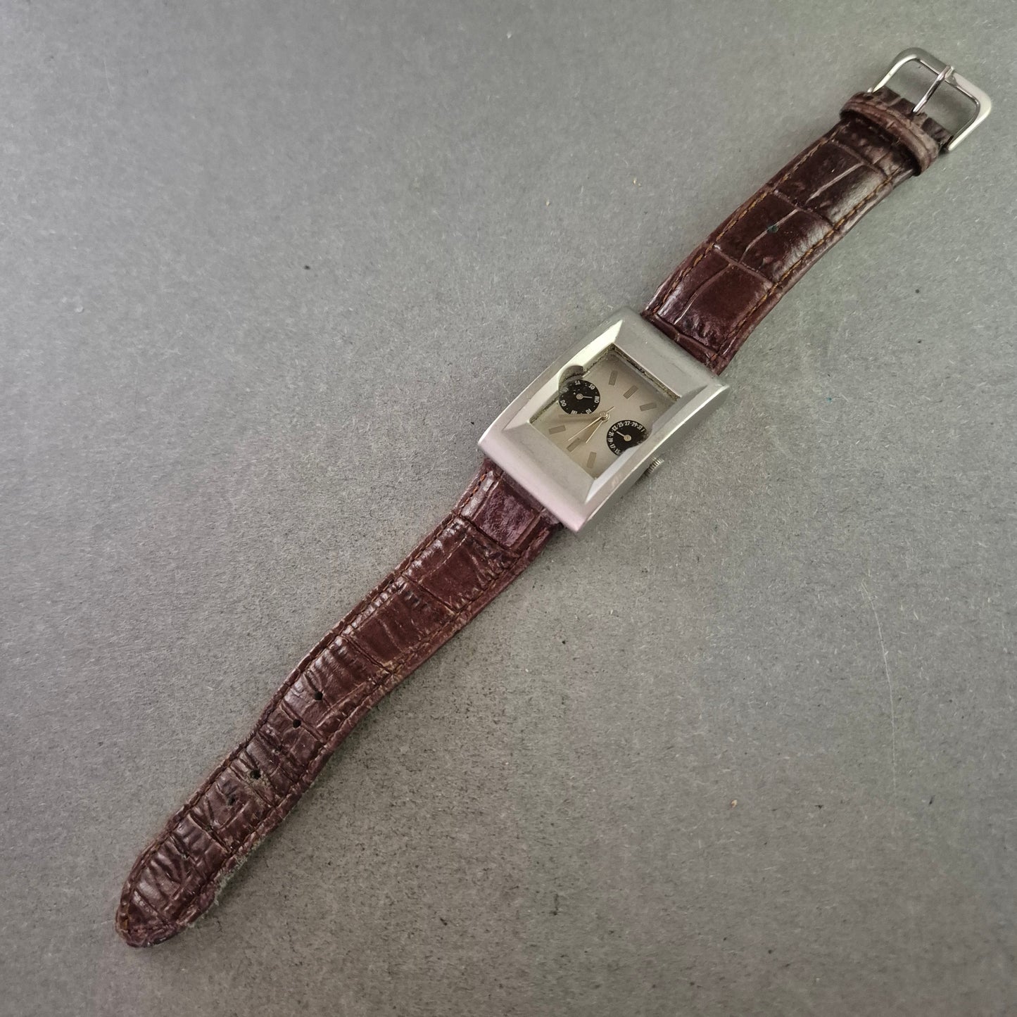 Audi Herren Uhr – Rechteckiges Gehäuse mit Multifunktion