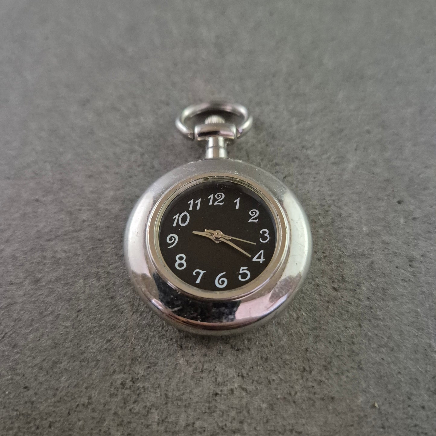 Kleine Taschenuhr – Schwarzes Zifferblatt mit Quarzwerk