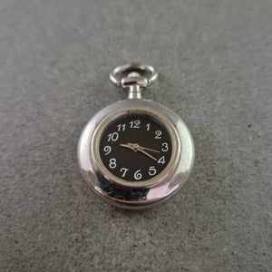 Kleine Taschenuhr – Schwarzes Zifferblatt mit Quarzwerk