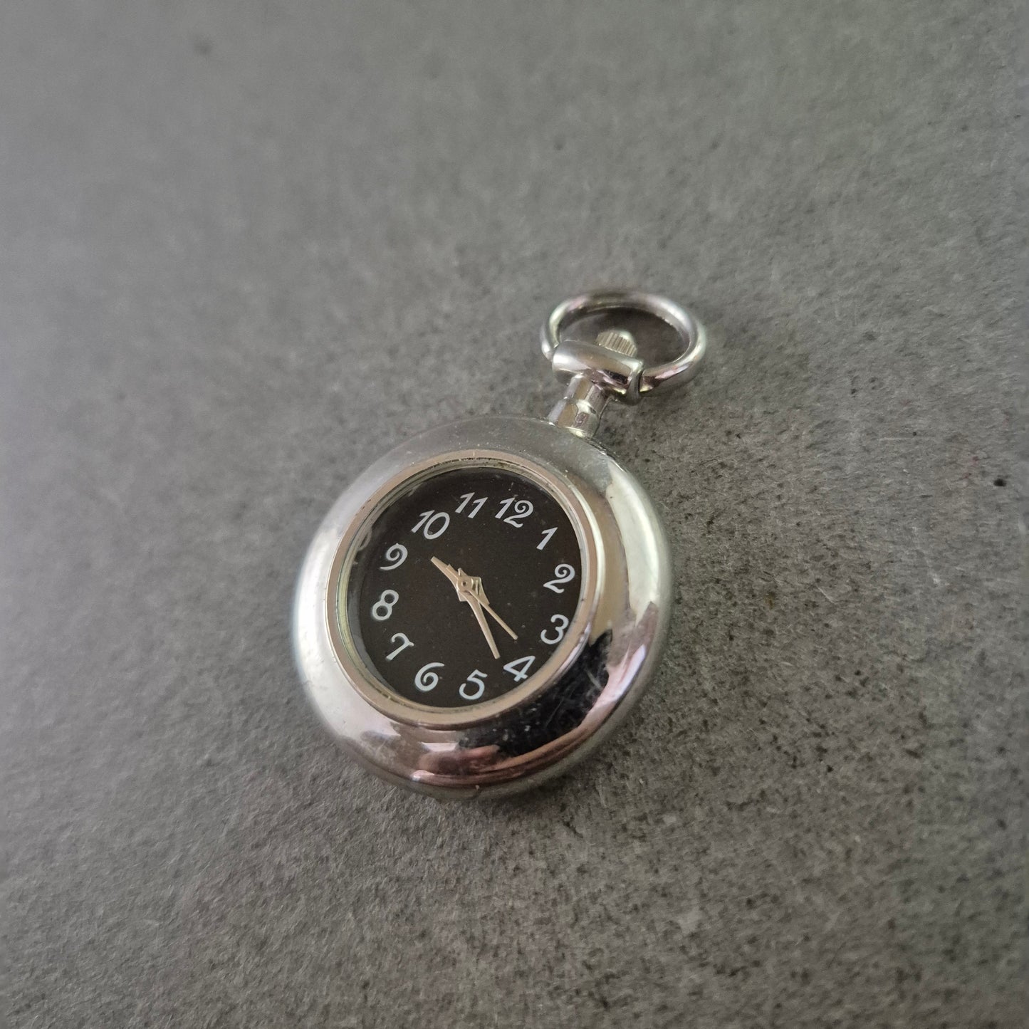 Kleine Taschenuhr – Schwarzes Zifferblatt mit Quarzwerk