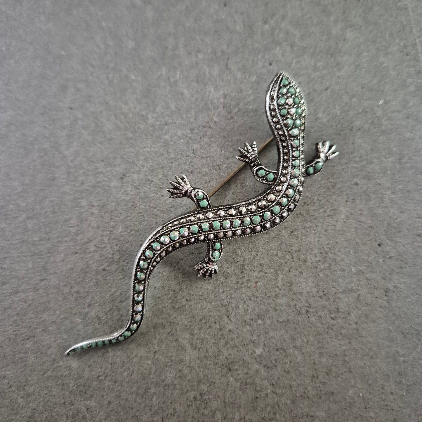Eidechse Brosche – Silberfarben mit grünen Steinen