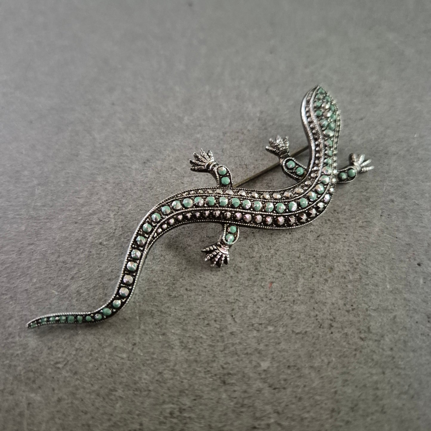 Eidechse Brosche – Silberfarben mit grünen Steinen