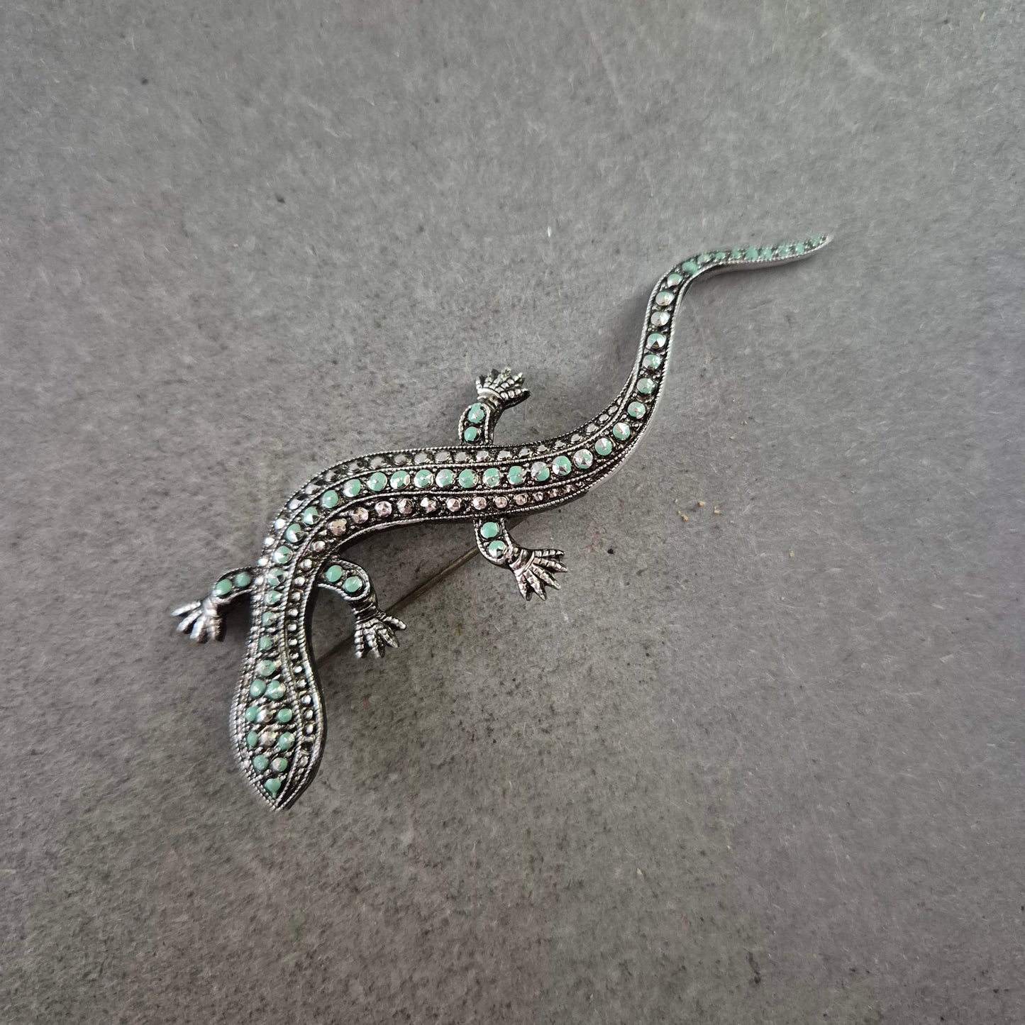 Eidechse Brosche – Silberfarben mit grünen Steinen