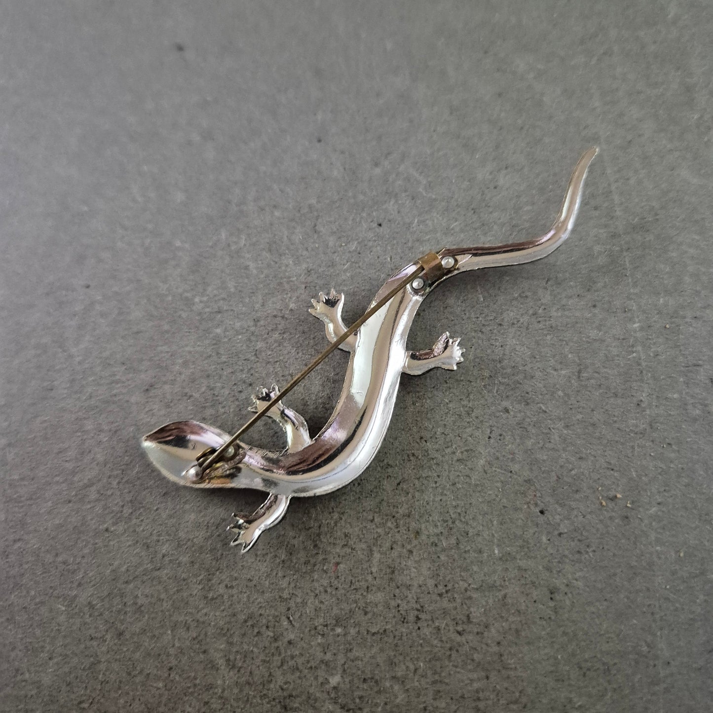 Eidechse Brosche – Silberfarben mit grünen Steinen