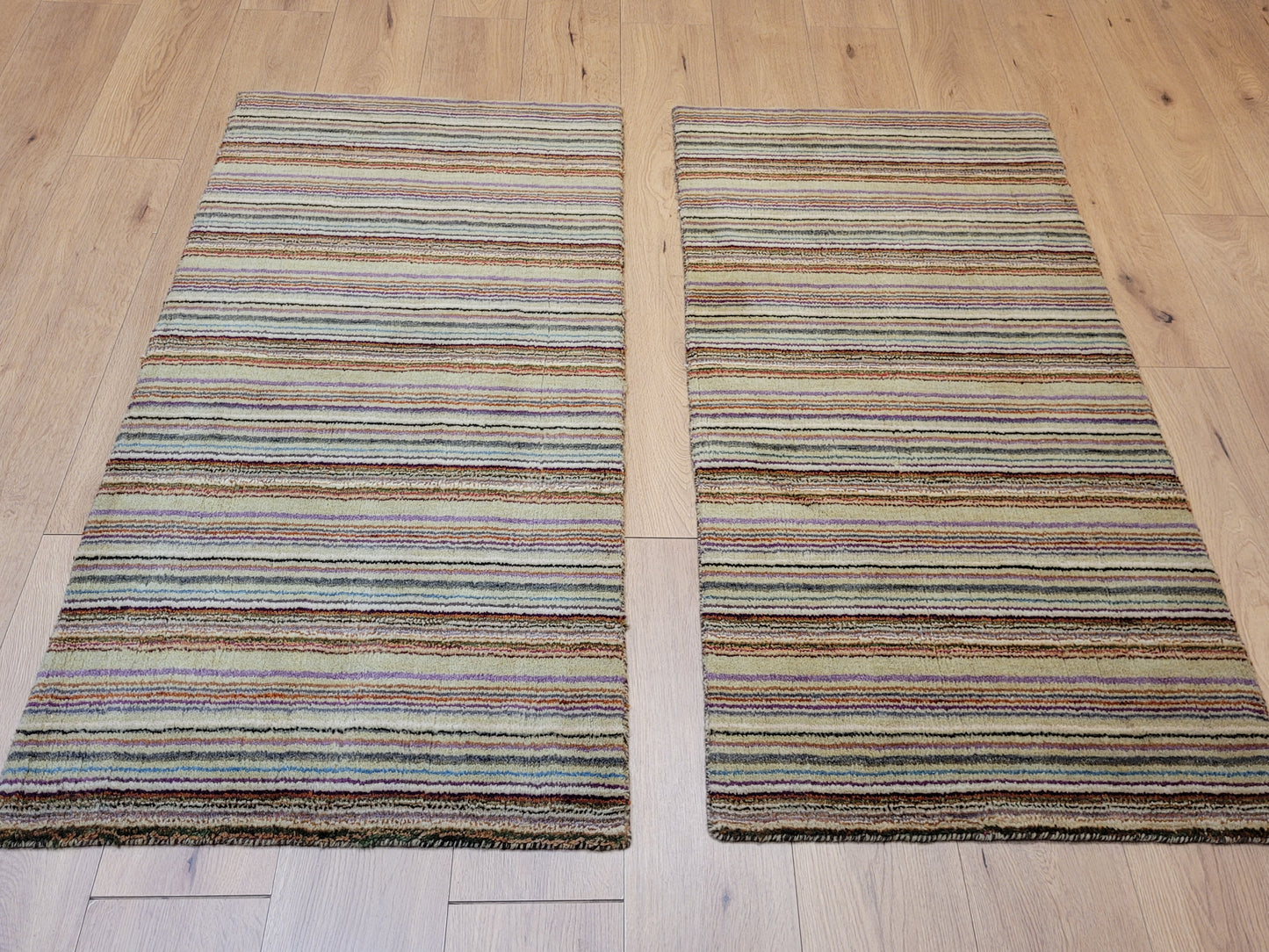 Handgeknüpfter Wollteppich mit traditionellem Streifenmuster