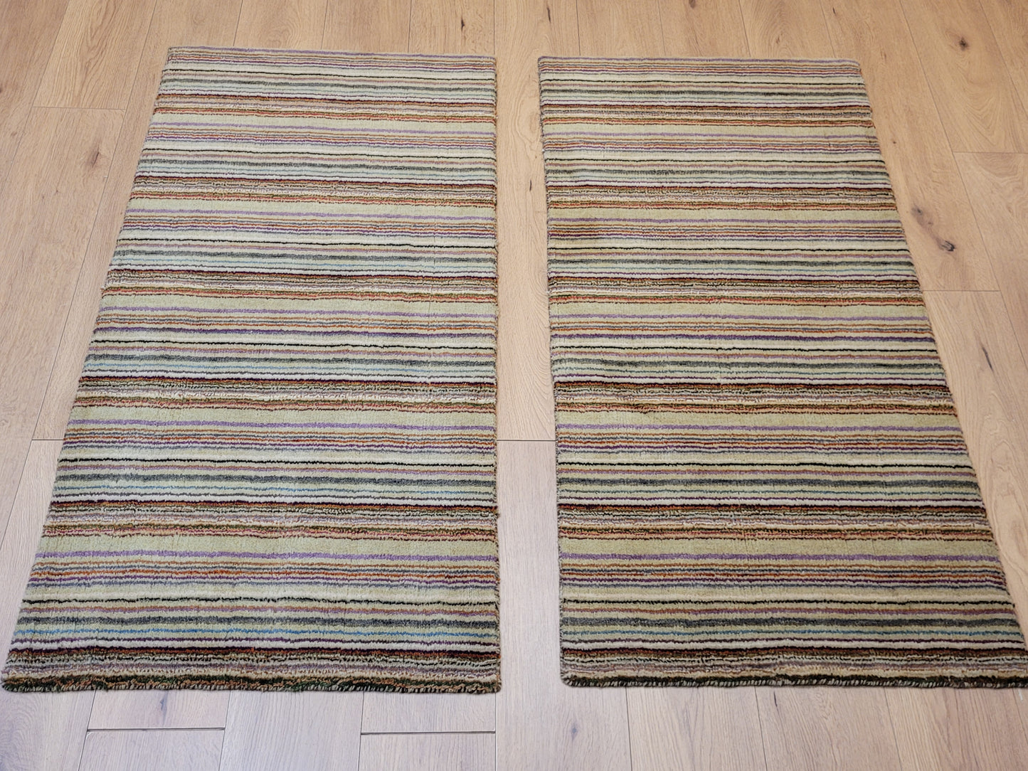 Handgeknüpfter Wollteppich mit traditionellem Streifenmuster