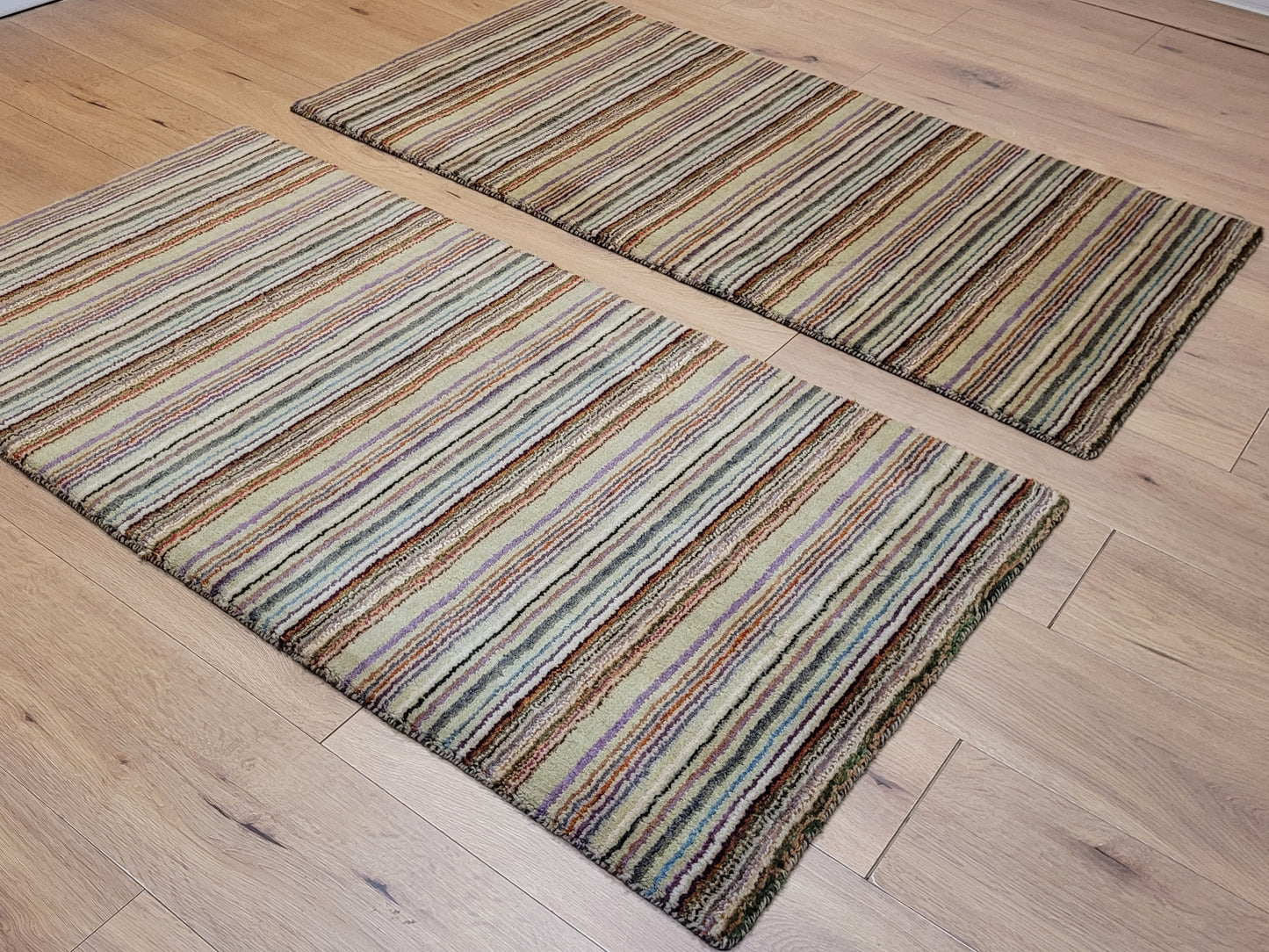 Handgeknüpfter Wollteppich mit traditionellem Streifenmuster