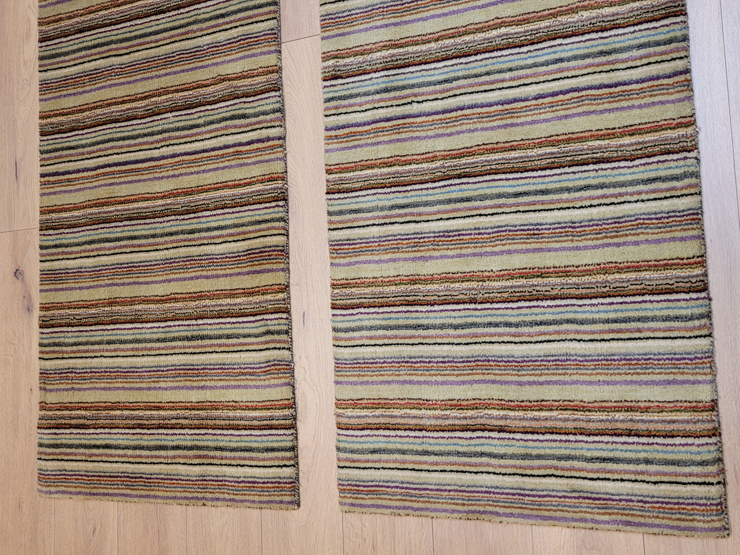 Handgeknüpfter Wollteppich mit traditionellem Streifenmuster