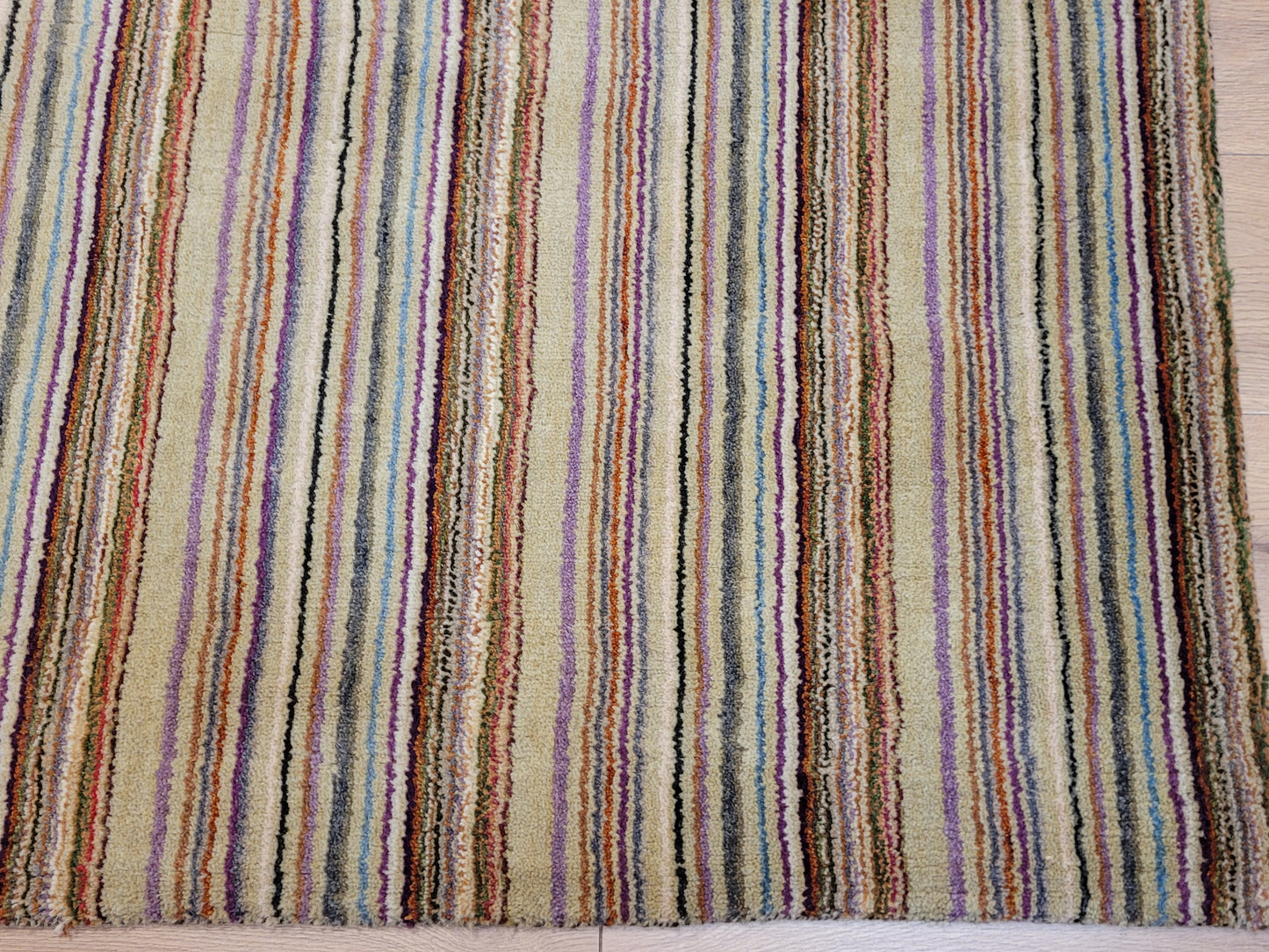 Handgeknüpfter Wollteppich mit traditionellem Streifenmuster