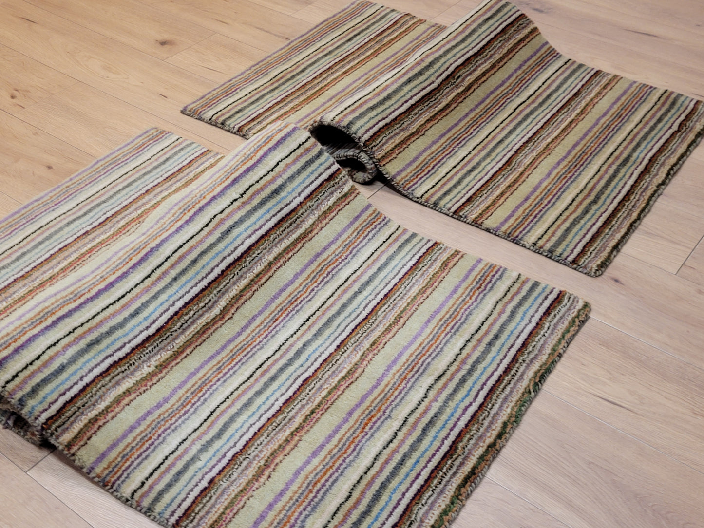 Handgeknüpfter Wollteppich mit traditionellem Streifenmuster