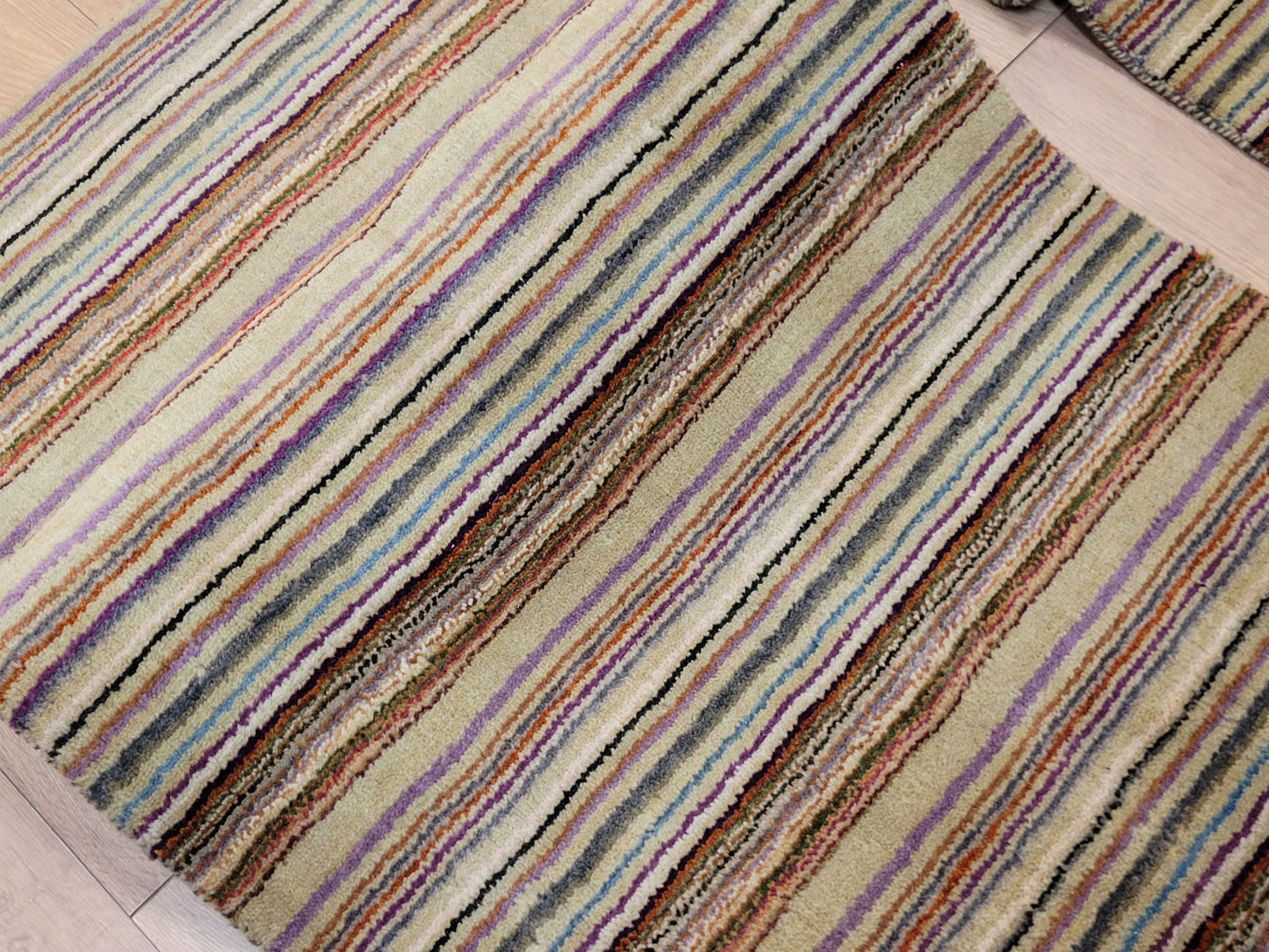 Handgeknüpfter Wollteppich mit traditionellem Streifenmuster