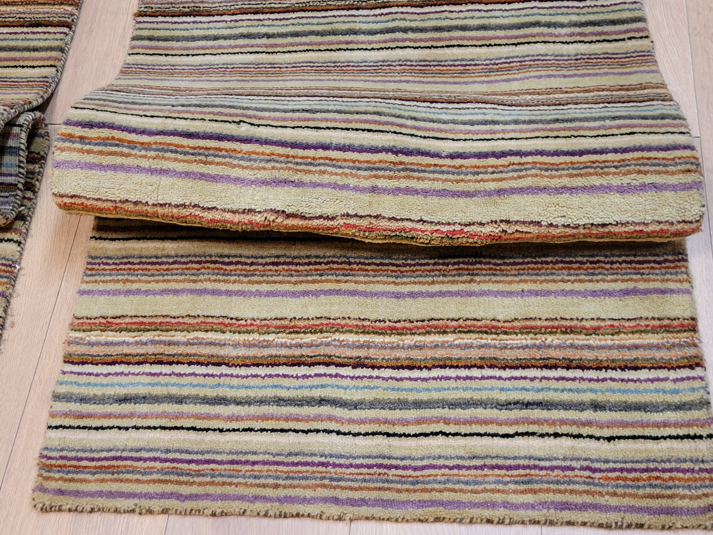 Handgeknüpfter Wollteppich mit traditionellem Streifenmuster