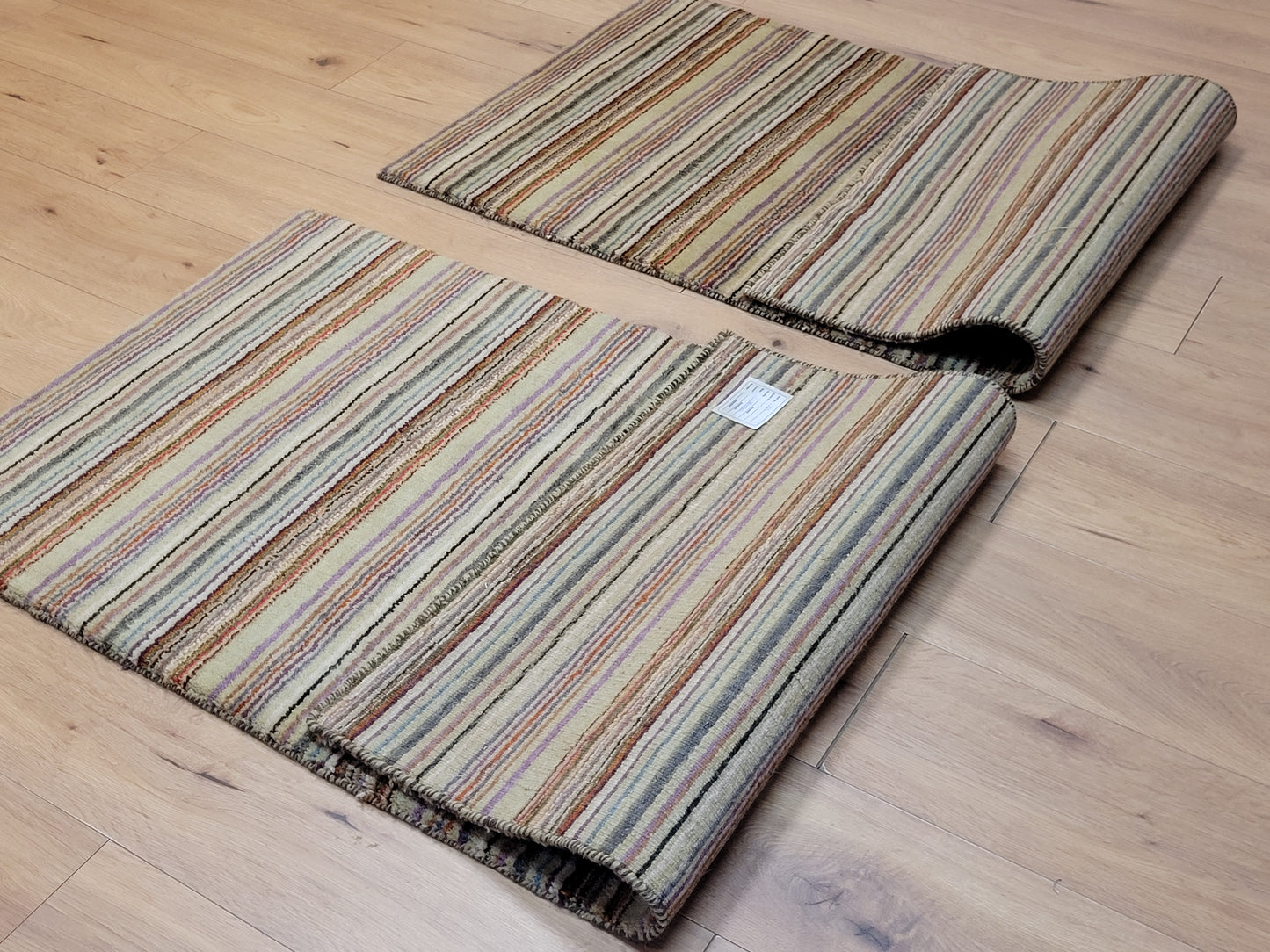 Handgeknüpfter Wollteppich mit traditionellem Streifenmuster