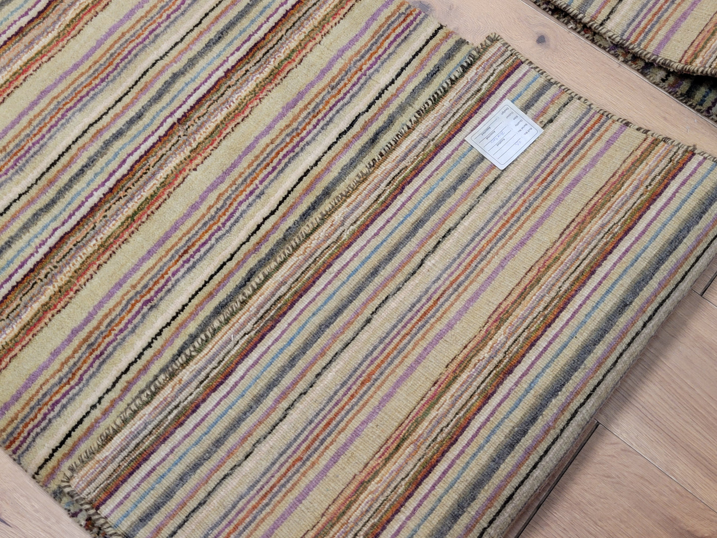 Handgeknüpfter Wollteppich mit traditionellem Streifenmuster