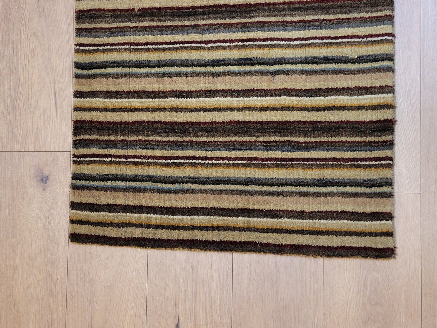 Streifenteppich Korkwolle, modernes Muster