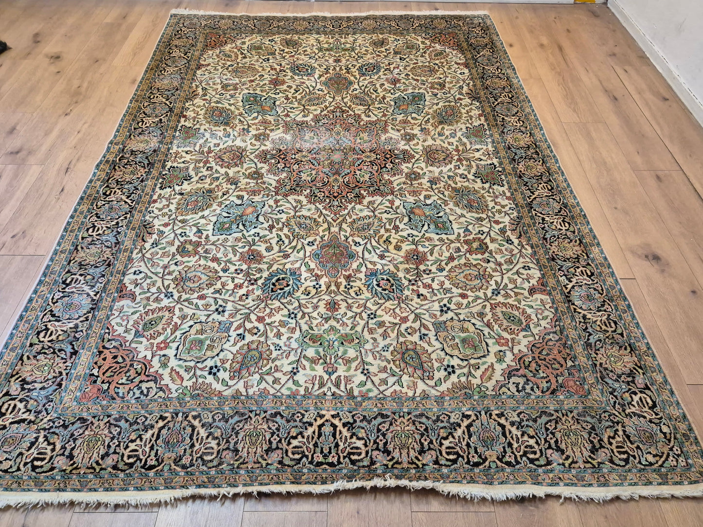 Kashmir Seidenteppich – filigranes Floralmuster auf hellem Fond