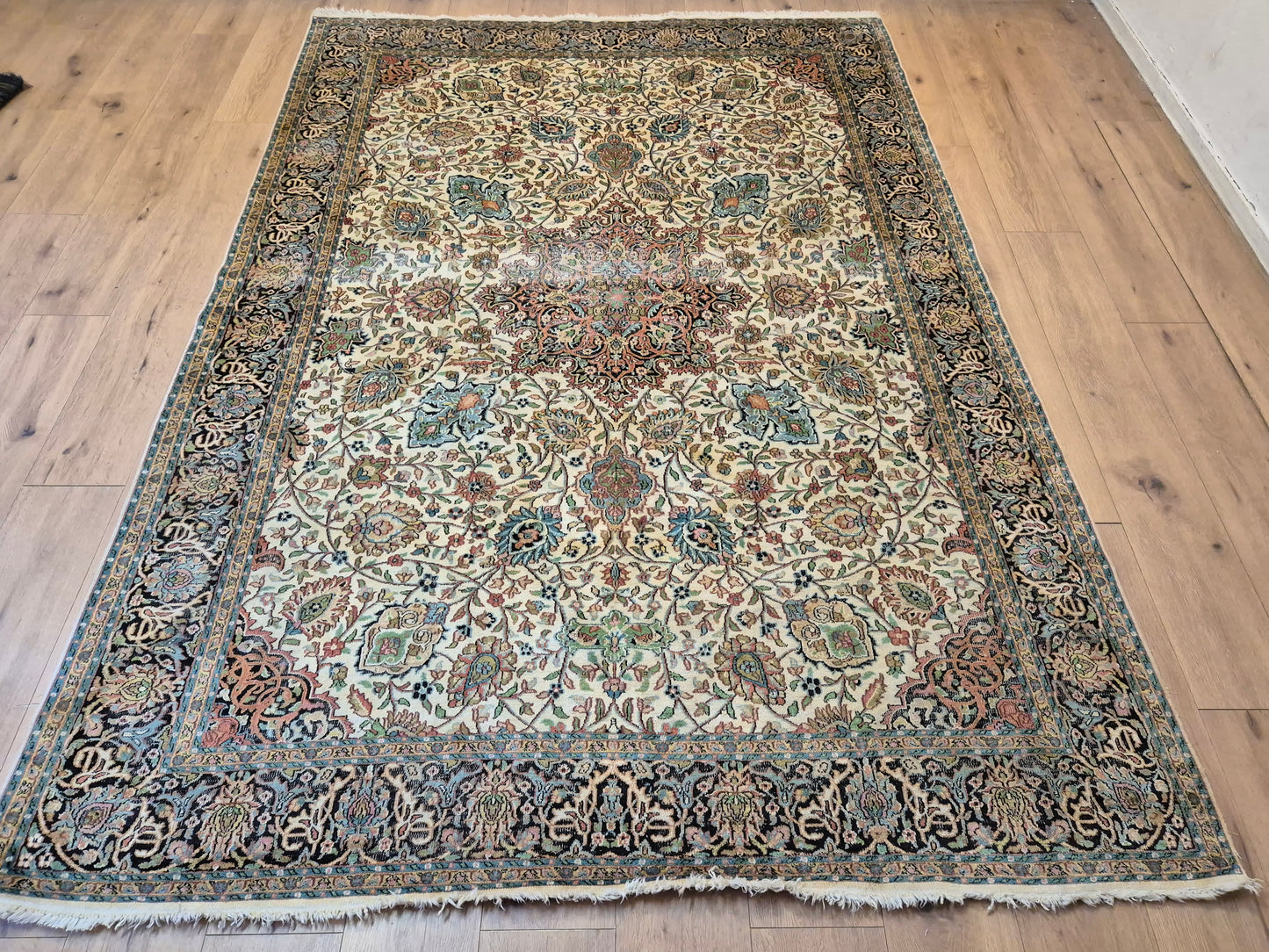 Kashmir Seidenteppich – filigranes Floralmuster auf hellem Fond