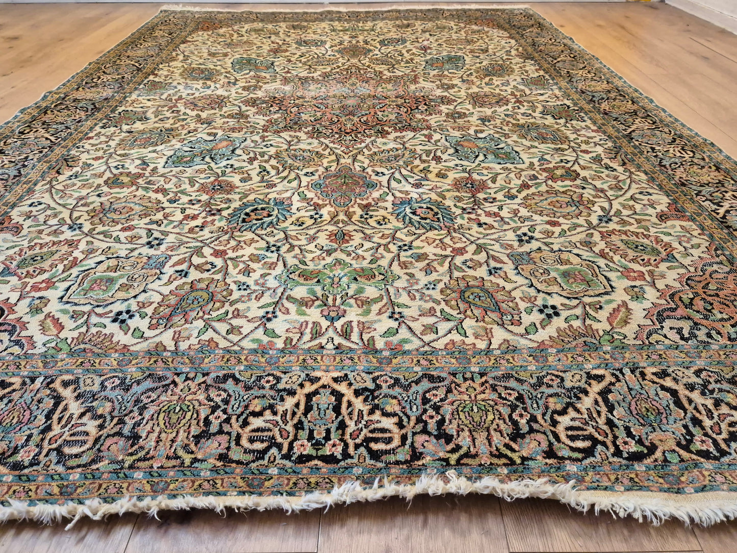 Kashmir Seidenteppich – filigranes Floralmuster auf hellem Fond